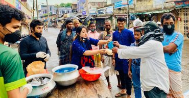 নিজে ইফতার বানিয়ে রোজাদারদের মাঝে বিতরণ করেন হিন্দু তরুণী