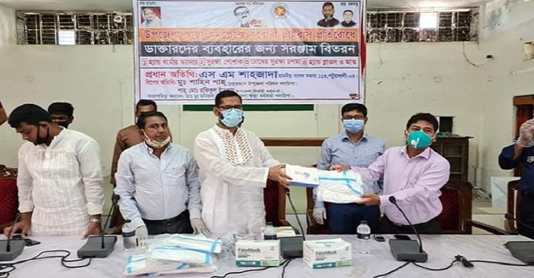 গলাচিপায় চিকিৎসক ও ইউপি চেয়ারম্যানদের সুরক্ষা সরঞ্জাম বিতরণ