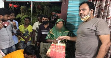 ঝিনাইদহে নিম্ন আয়ের মানুষের মাঝে খাবার বিতরণ করলেন বেসরকারি সংস্থা সিও