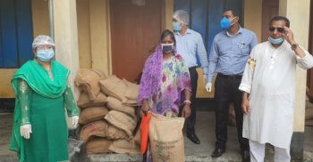 আমতলীর চাওড়া ইউনিয়নে করোনায় কর্মহীন পাঁচশত জনের মাঝে চাল বিতরণ