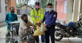 পটুয়াখালীর গলাচিপায় থানা পুলিশের ত্রাণ বিতরণ