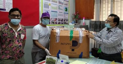 ঝিনাইদহে ঐতিহ্যবাহী জাহেদী ফাউন্ডেশনের পক্ষ থেকে চিকিৎসকদের পিপিই প্রদাণ