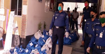 রাণীনগরে একশ’জনকে খাদ্য সহায়তা দিলো থানাপুলিশ