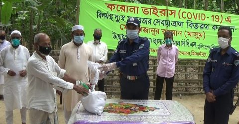 ঝিনাইদহে নিম্ন আয়ের মানুষের মাঝে খাদ্য সামগ্রী বিতরণ