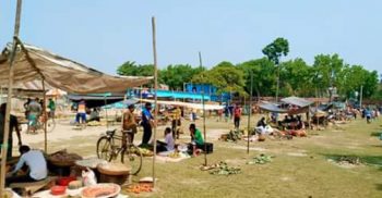 করোনা থেকে রক্ষা পেতে ঝিনাইদহের হলিধানীর কাঁচা বাজার হাইস্কুল মাঠে স্থানান্তর