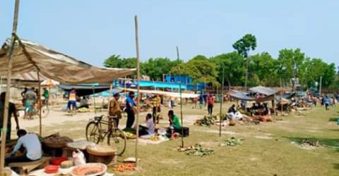 করোনা থেকে রক্ষা পেতে ঝিনাইদহের হলিধানীর কাঁচা বাজার হাইস্কুল মাঠে স্থানান্তর