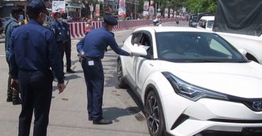 করোনার সংক্রমন প্রতিরোধ ও সামাজিক দুরত্ব বজায় রাখতে কঠোর অবস্থানে পুলিশ