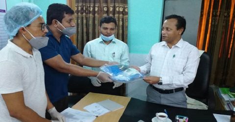 বরগুনা ও পটুয়াখালীর স্বাস্থ্য কর্মীদের মাঝে সুইসকন্টাক্ট এর আড়াইশ’ পিপিই বিতরণ
