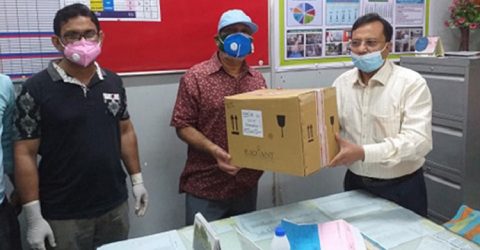 ঝিনাইদহ জাহেদী ফাউন্ডেশনের পক্ষ থেকে করোনায় আক্রান্ত রোগিদের চিকিৎসার জন্য সদর হাসপাতালে ঔষধ হস্তান্তর