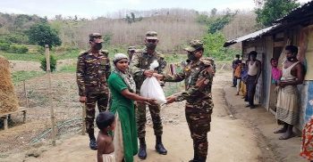 কর্মহীন দরিদ্র মানুষের হাতে ত্রান ও খাদ্য সামগ্রী তুলে দিয়েছে বান্দরবান সেনা জোন