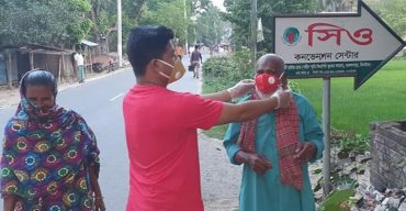 ঝিনাইদহে পথচারীদের মাঝে বেসরকারি সংস্থা সিও’র সাবান, মাস্ক, প্রচারপত্র ও সেনিটাইজার বিতরণ