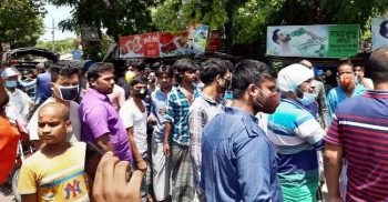 মাদারীপুরে ত্রাণের দাবীতে ঢাকা-বরিশাল সহাসড়ক অবরোধ বিক্ষোভ ও মানববন্ধন