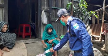 অসহায় ও দরিদ্রদের ঘরে ঘরে ত্রান পৌছালেন ডামুড্যা থানার অফিসার ইনচার্জ