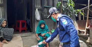 অসহায় ও দরিদ্রদের ঘরে ঘরে ত্রান পৌছালেন ডামুড্যা থানার অফিসার ইনচার্জ