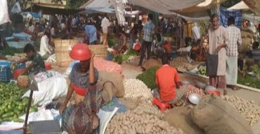 গোসাইরহাটে সামাজিক দূরত্ব বজায় রেখে বসছে হাটবাজার