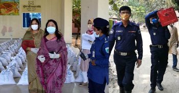 প্রশংসায় পুলিশ, কর্মহীনদের ঘরে খাদ্য সামগ্রী দিচ্ছে পুনাক