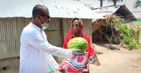 করোনায় রাঙ্গাবালীতে কর্মহীনদের বাড়িতে তরমুজ ও খাবার নিয়ে গেলেন ইউএনও