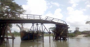 কলাপাড়ায় সেতু ভেঙ্গে পড়ায় ১৫ গ্রামের যোগাযোগ বন্ধ