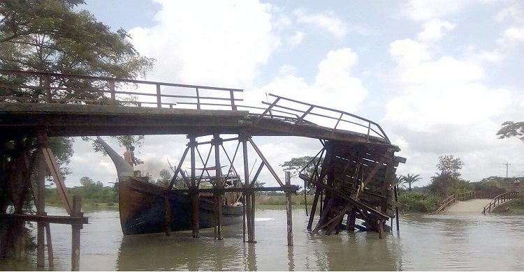 কলাপাড়ায় সেতু ভেঙ্গে পড়ায় ১৫ গ্রামের যোগাযোগ বন্ধ