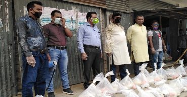 নওগাঁর আত্রাই পতিসর ক্ষুদ্র ব্যবসায়ী সমবায় সমিতির ত্রাণ সামগ্রী বিতরণ