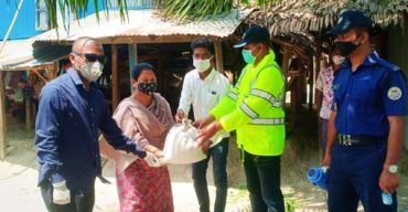 রাঙ্গাবালীতে উপজাতিদের মাঝে খাদ্যসামগ্রী বিতরণ