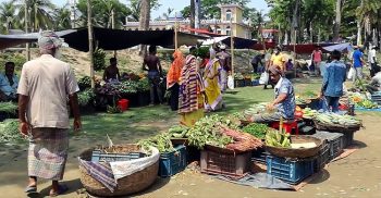 সামাজিক দূরত্ব বজায় রাখতে কলাপাড়ায় সবজি বাজার স্থানান্তর