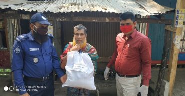 করোনায় কর্মহীন মানুষের পাশে পুলিশ