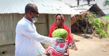 রাঙ্গাবালীতে কর্মহীনদের কাছে খাবার ও তরমুজ নিয়ে ইউএনও