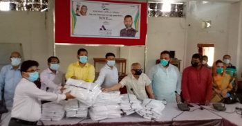 ভাইরাস মোকাবেলায় মানবিক স্বাস্থ্য ও চিকিৎসা সেবা নিশ্চিত করুন’ পিপিই বিতরণ কালে – এসএম শাহজাদা (এমপি)