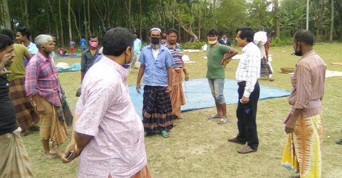 নওগাঁর ধামইরহাটে সামাজিক দূরত্ব বজায় রাখতে কাঁচা বাজার এখন ফুটবল মাঠে
