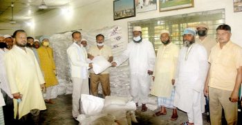পাগলা শাখার অন্তর্ভুক্ত ২০ টি ট্রাক চালক সমিতির নেতৃবৃন্দের খাদ্যসামগ্রী হস্তান্তর করলেন পলাশ