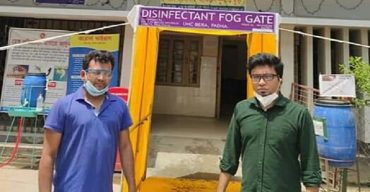 বেড়া স্বাস্থ্য কমপ্লেক্সের জরুরি বিভাগের সামনে অটো জীবাণু নাশক স্প্রে গেট বসানো হয়েছে