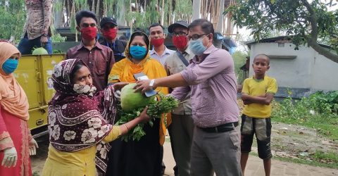 সাপাহারে খাদ্যমন্ত্রীর পক্ষ থেকে ন্যায্য মূল্যে শাক-সবজি ক্রয় এবং অসহায়দের মাঝে বিতরণ