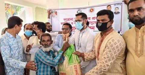 গলাচিপায় বিচ্ছিন্ন দ্বীপ অঞ্চলে এমপির খাদ্য সমগ্রী বিতরণ