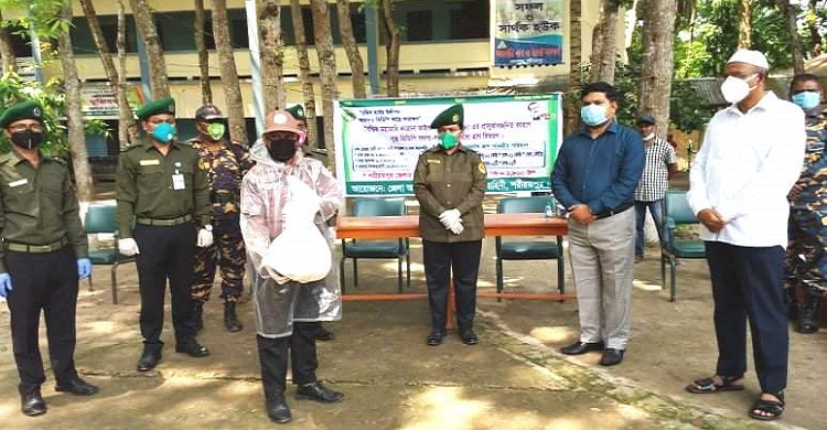 শরীয়তপুরে ১ হাজার ৮শ‘ স্বেচ্ছাসেবী আনসার ভিডিপি সদস্যদের মাঝে ত্রাণ বিতরণ