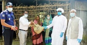 করোনা মোকাবেলা রাঙ্গাবালীর ঘরে ঘরে ত্রাণসামগ্রী পৌঁছে দিচ্ছেন এমপি মহিব