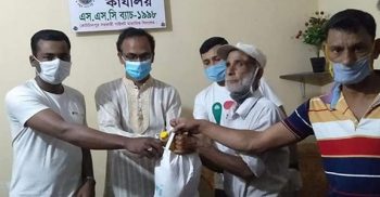 অসহায় গরীব মানুষের মাঝে চাল, ডাল, আলু ও তেলসহ স্বাস্থ্য সমগ্রী বিতরণ