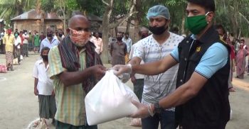ঝিনাইদহে র‌্যাব-৬ কর্তৃক করোনার প্রভাবে কর্মহীন হয়ে পড়া খেটে খাওয়া নিম্ন আয়ের মানুষের মাঝে খাদ্যসামগ্রী বিতরণ