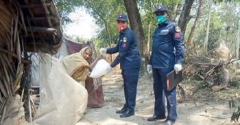রাঙ্গাবালীতে কর্মহীন পরিবারের মাঝে কোস্টগার্ডের ত্রাণ বিতরণ