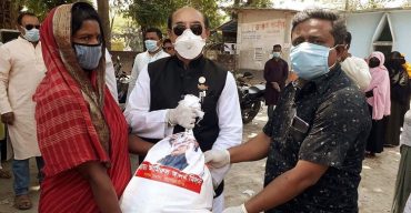 কর্মহীন অসহায় ১৫০০ পরিবারকে খাদ্যসহায়তা দিলেন এ্যাড: মিলনএমপি