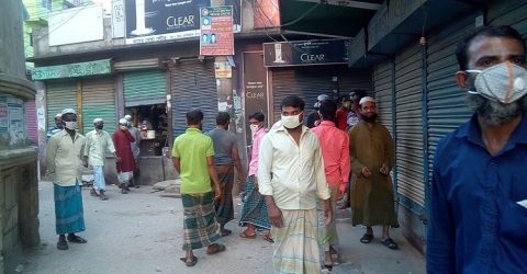 ফতুল্লায় পাড়ামহল্লায় টিস্টলগুলোতে লোকসমাগমে ভীড় পুলিশ সেনাবাহিনীর টহল জোরদারের দাবী