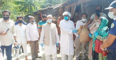 রাঙ্গাবালীতে অসহায় পরিবারের মাঝে এমপির ত্রাণসামগ্রী বিতরন