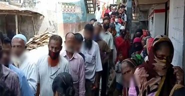 ভ্রাম্যমান ট্রাকে করে পন্য সামগ্রী বিক্রি করার নিয়ম থাকলেও তা মানছেন না ডিলাররা