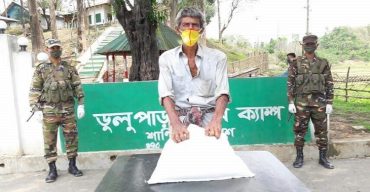 বৃষ্টির মধ্যেও বান্দরবানের দূর্গম পাহাড়েও থেমে নেই সেনাবাহীনির ত্রান বিতরণ