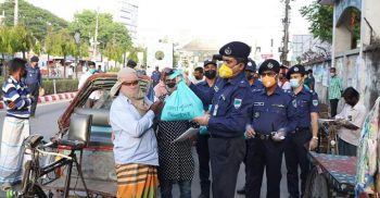 শৈলকুপা পৌরসভায় বাড়ি বাড়ি গিয়ে ৪’শ দরিদ্র মানুষের মাঝে চাল-ডাল সহ খাদ্য সামগ্রী বিতরণ