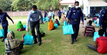 ঝিনাইদহে কর্মহীন হয়ে পড়া নিম্ন আয়ের মানুষের মাঝে জেলা পুলিশের খাদ্যসামগ্রী বিতরণ