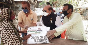 কর্মহীন মানুষের খাদ্য সামগ্রী নিয়ে প্রতিটি বাড়িতে যাচ্ছেন  আমিরুল আলম মিলন এমপি