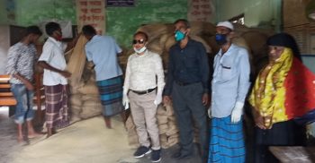 কালকিনির গোপালপুর ইউনিয়নের করোনা দুর্যোগে ক্ষতিগ্রহস্থ ৫’শ পরিবারের মাঝে চাল বিতরন