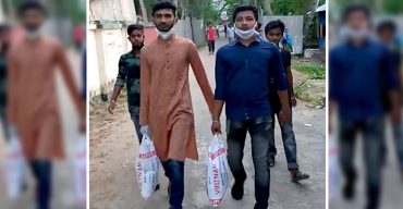 কলাপাড়ায় কর্মহীনদের বাড়ি বাড়ি খাদ্য সহায়তা পৌছে দিচ্ছে ছাত্রলীগ নেতাকর্মী