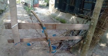 গলাচিপায় রাস্তার উপর বেড়া দিয়ে হাঁটা চলাচলে বাঁধা